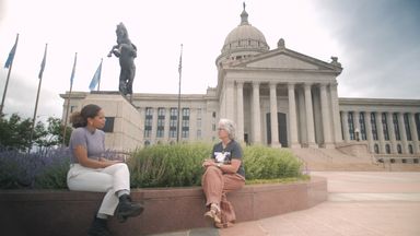 Aktywistka edukacyjna Jenny White (z prawej) popiera nowe prawo Oklahomy